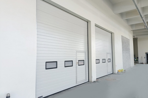 提升门和卷帘门的区别是什么？有什么不同？哪个更适合厂房大门？