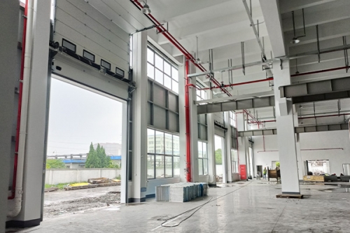 厂房改造选用提升门：大背筋门板结构，抗风性能好又保温节能