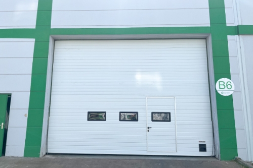 沿海工厂专用西朗工业提升门：密封防潮，高效隔绝盐雾与潮湿