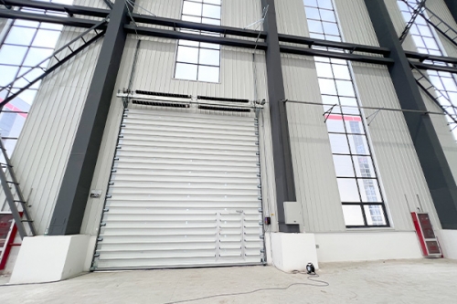 生物科技公司专用防爆提升门，配备BT4防爆电控，预防燃爆风险