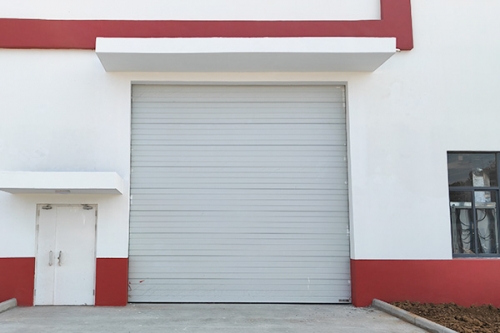 西朗门业：国产一线工业提升门品牌，为全球工厂提供用门方案