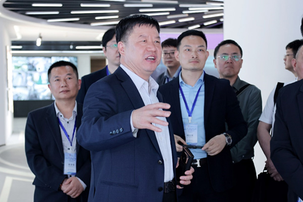 西朗门业董事长杨元嘉出席江苏省苏商座谈会