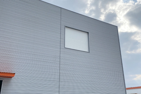 吊装口安装钢制保温快速门