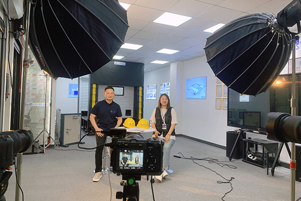 阿里巴巴国际站专访西朗门业董事长杨元嘉 阿里巴巴国际站专访西朗门业董事长杨元嘉