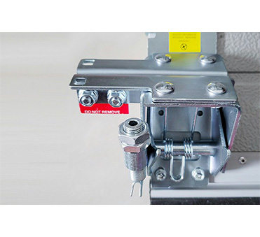 提升门防坠系统图片