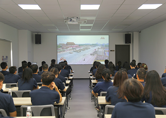 西朗门业全员观看阅兵式