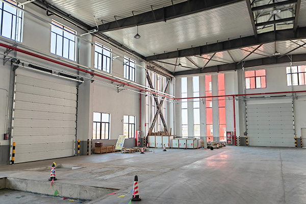 吊装口提升门图片