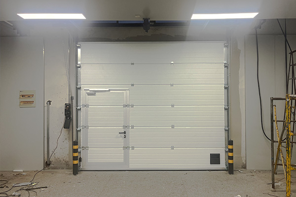 提升门开门中小门图片