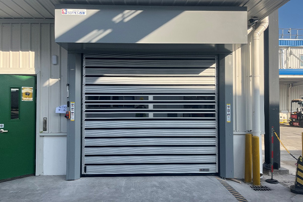 西朗门业开发的高速运行的涡轮硬质快速门产品