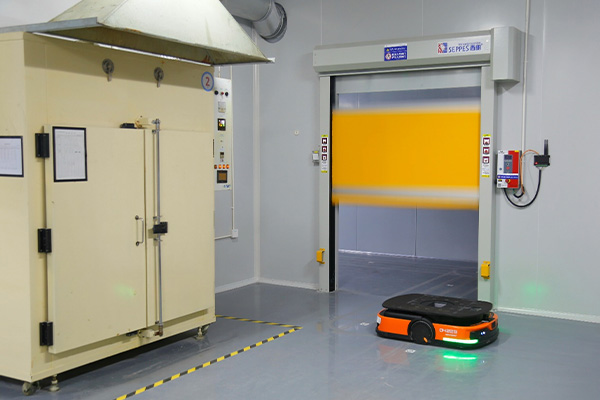 西朗门业研发的与AGV无人搬运车运程联动的智能快速门产品