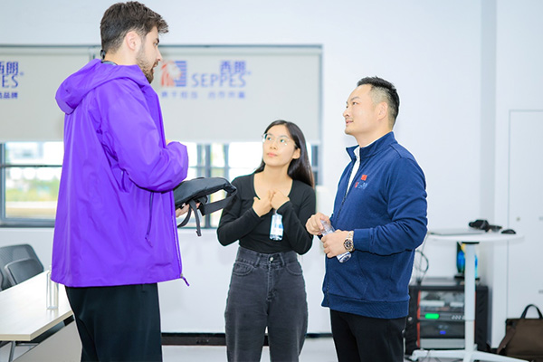 西朗门业董事长、总经理杨元嘉与外宾深入交流