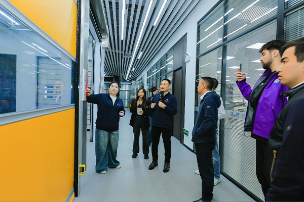 西朗门业董事长、总经理杨元嘉在产品展厅接待外宾