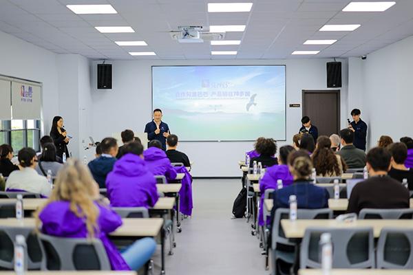 西朗门业董事长、总经理杨元嘉在大会议室向外宾介绍企业与产品
