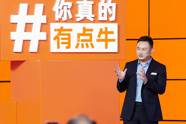 西朗门业董事长、总经理杨元嘉在2025年度真牛奖比赛现场