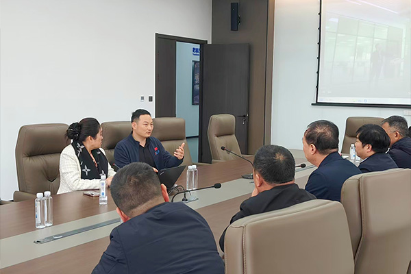 西朗门业董事长杨元嘉向各位领导介绍企业