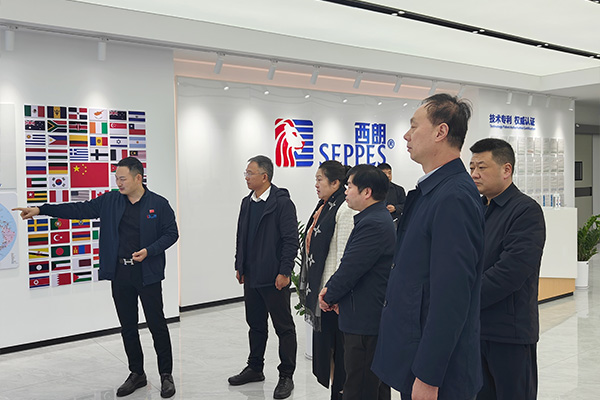 杨元嘉董事长向来宾们介绍西朗门业企业文化展厅