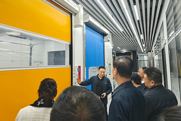 杨元嘉董事长演示讲解快速门等产品