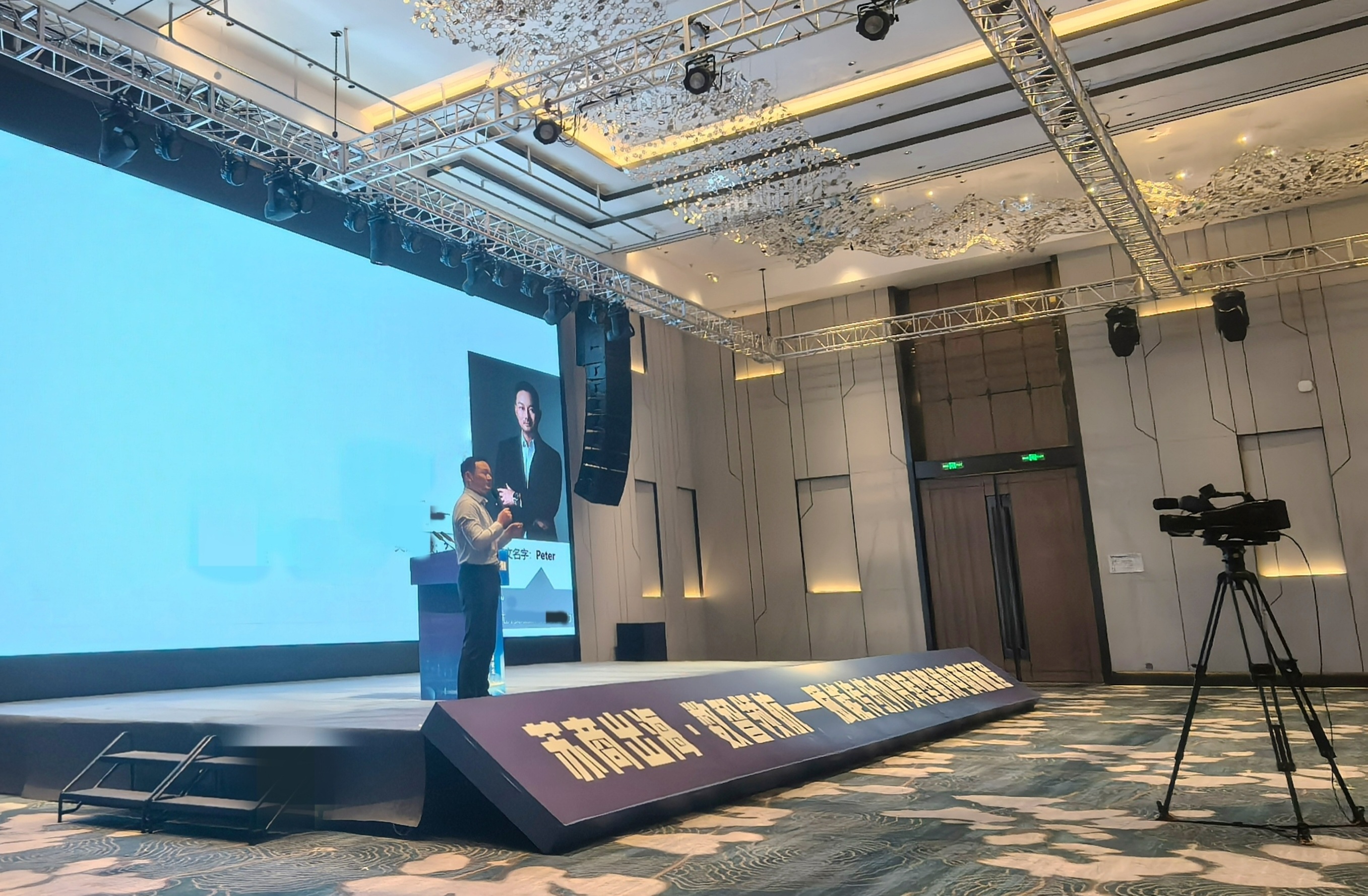 苏州西朗控股集团有限公司、西朗门业(苏州)有限制公司董事长杨元嘉分享出海逆袭之路 苏州西朗控股集团有限公司、西朗门业(苏州)有限制公司董事长杨元嘉分享出海逆袭之路
